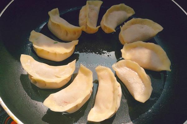 煎蛋抱饺的做法图解2