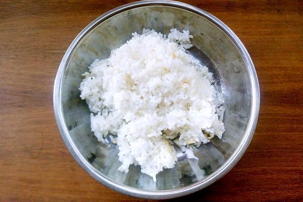 腊肠鸡蛋炒饭的做法图解1