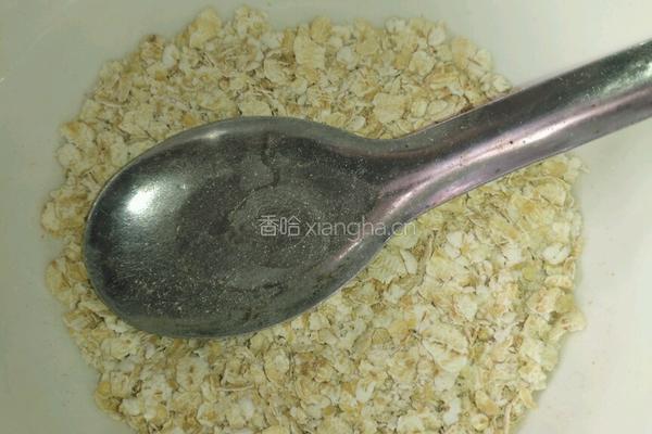水果牛奶燕麦粥的做法图解1