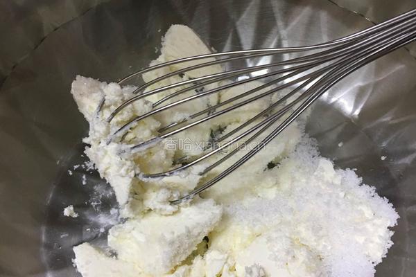 草莓慕斯蛋糕的做法图解2