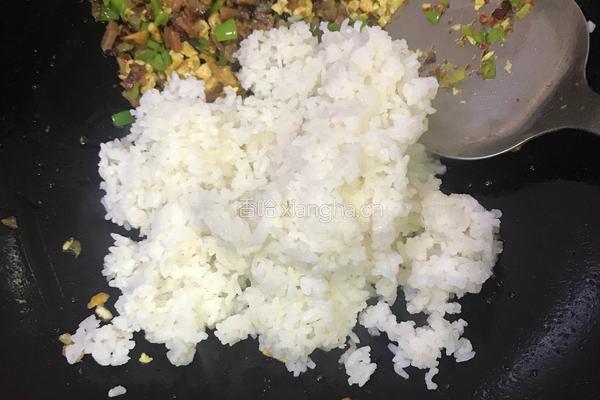 土猪香肠炒剩饭的做法图解4