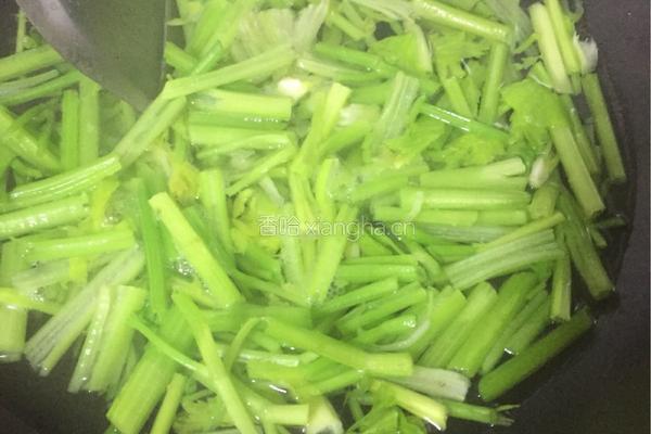 凉拌芹菜的做法图解2