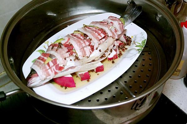 鲁菜大师蒋家菜秘制油泼清蒸鲈鱼的做法图解3