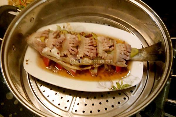 鲁菜大师蒋家菜秘制油泼清蒸鲈鱼的做法图解4