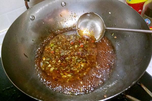 鲁菜大师蒋家菜秘制油泼清蒸鲈鱼的做法图解5
