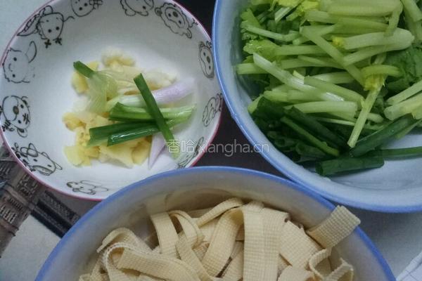 猪肉炒豆腐皮的做法图解2