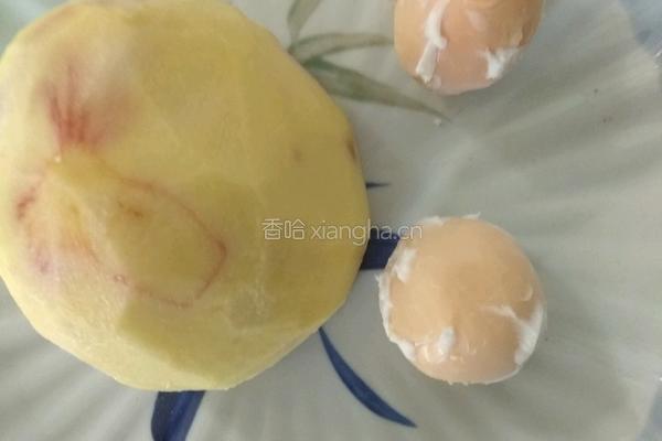 咸蛋黄炒土豆丝的做法图解1