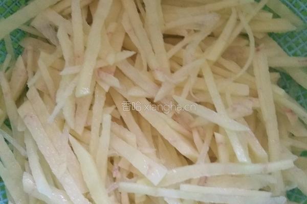 咸蛋黄炒土豆丝的做法图解3
