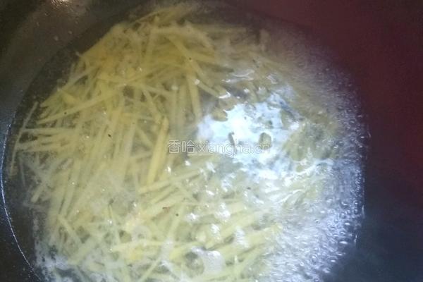 咸蛋黄炒土豆丝的做法图解4