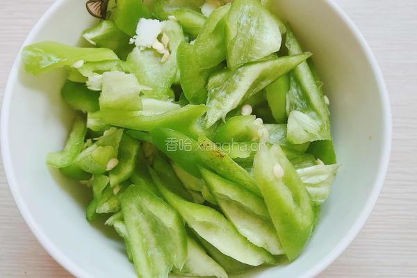 辣椒炒香肠的做法图解1