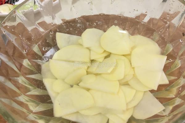 炝炒土豆莴笋片的做法图解3