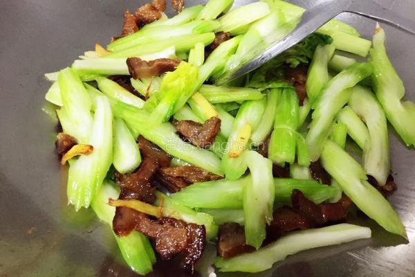 百合西芹炒腊肉的做法图解6