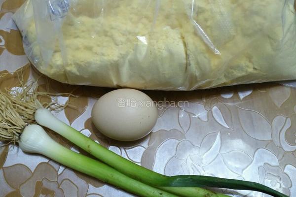 蒜苗鸡蛋玉米面煎饼的做法图解1