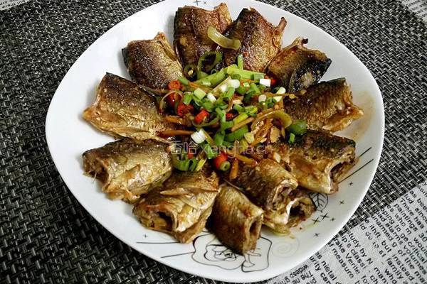 香煎鲫鱼的做法图解11