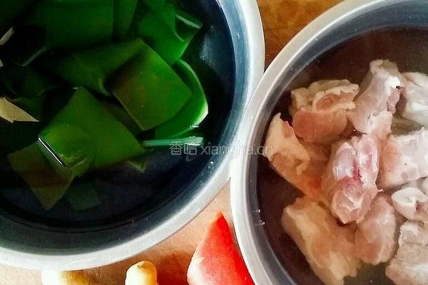 排骨海带汤的做法图解1