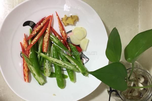 辣炒芹菜肉丝的做法图解1