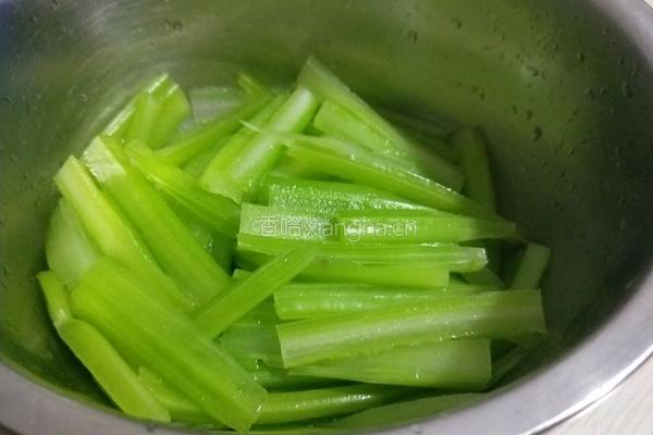 芹菜炒里脊的做法图解7