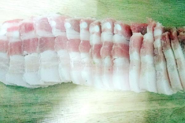 白菜木耳炒肉的做法图解1