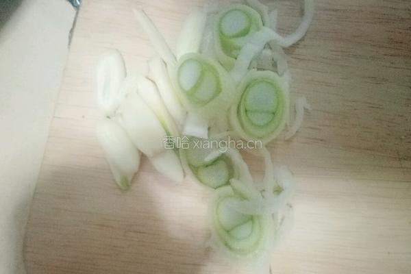 白菜木耳炒肉的做法图解3