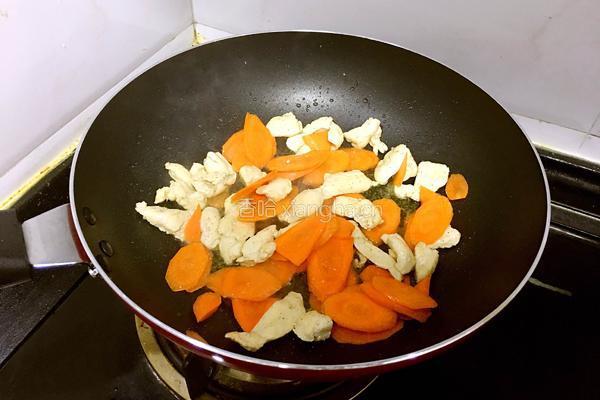 圆葱爆鸡片的做法图解3