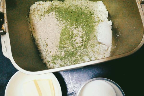 抹茶玫瑰小面包的做法图解1