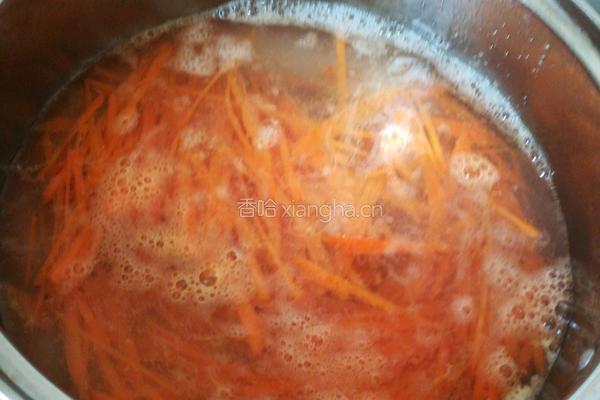 胡萝卜炒肉丝的做法图解1