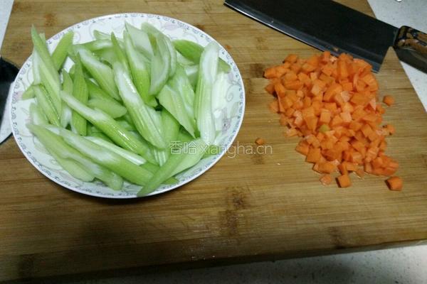 西芹炒胡萝卜的做法图解1