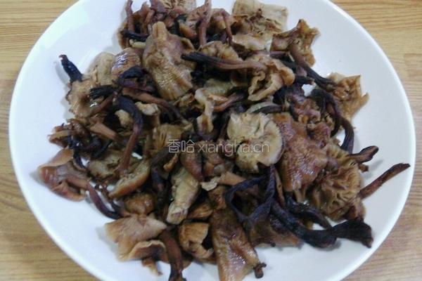 榛蘑炖鸡腿的做法图解1