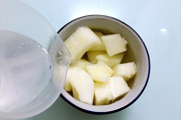 冰糖炖雪梨的做法图解4