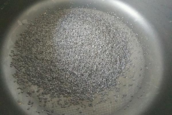 黑芝麻花生牛轧糖的做法图解2