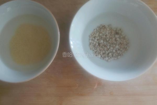 小米地瓜薏米红枣粥的做法图解1