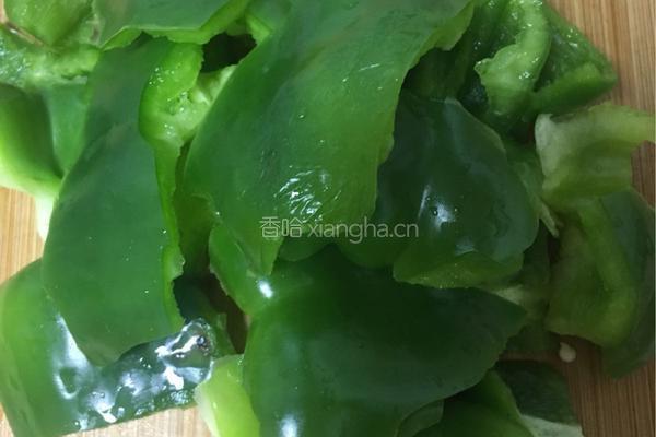 青椒炒蛋的做法图解1