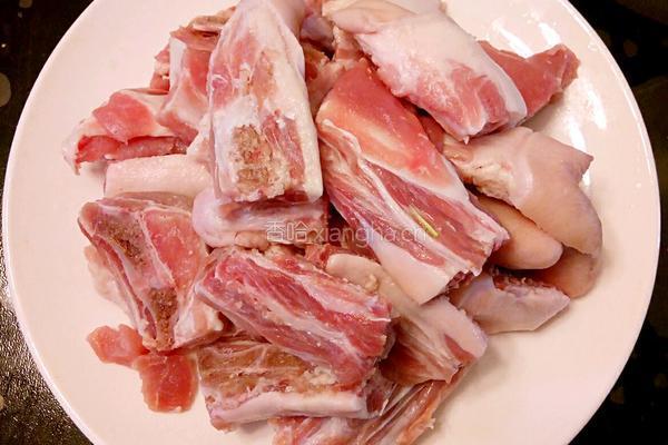 鲁菜大师蒋家菜秘制酱烧猪尾骨的做法图解2