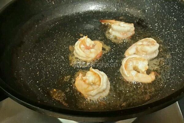 西柚蜜虾球的做法图解3