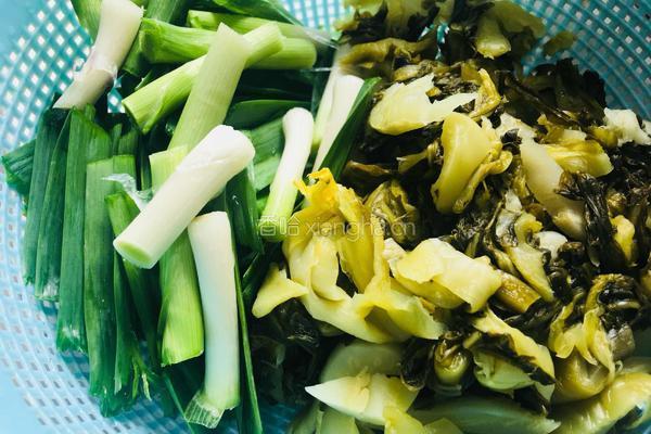 酸菜小炒肉的做法图解2