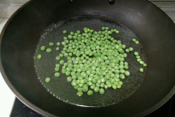 虾仁豌豆的做法图解1