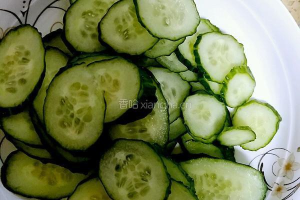 木耳鸡蛋炒黄瓜片的做法图解3