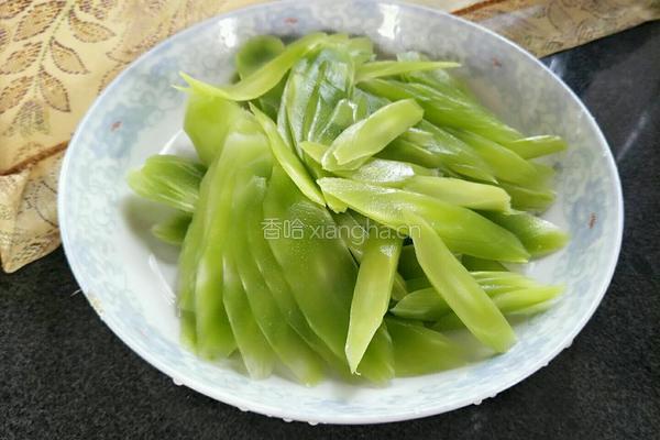 蒜蓉莴笋的做法图解2