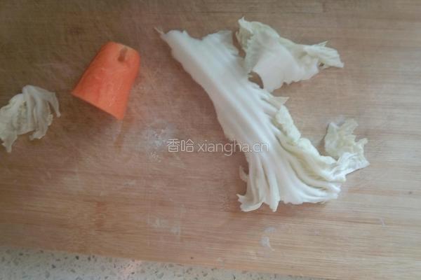 胡萝卜白菜鸡蛋面的做法图解1