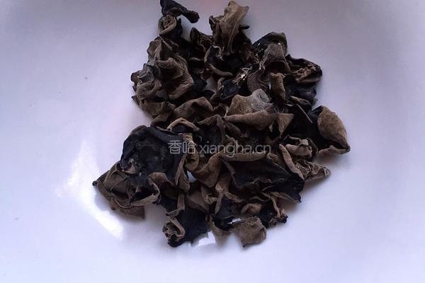 木耳炒白菜的做法图解1