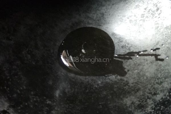 铁锅煎蛋的做法图解2