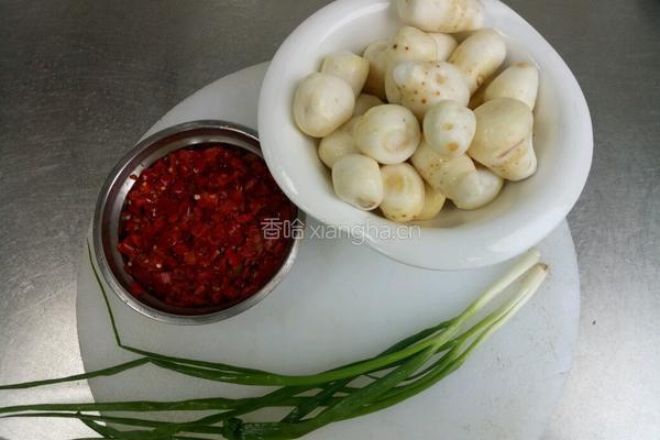 剁椒芋头的做法图解1