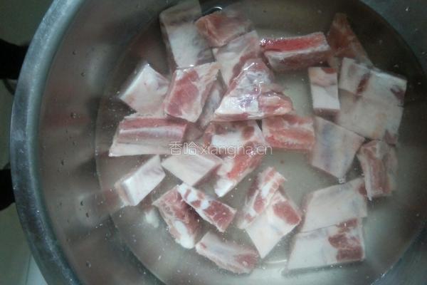土豆豆角炖排骨的做法图解1