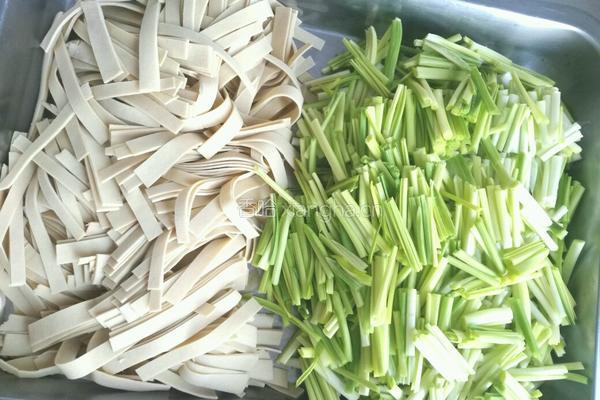 干豆腐炒蒜苗的做法图解1