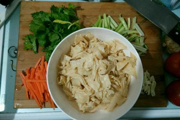 芹菜豆腐皮的做法图解1
