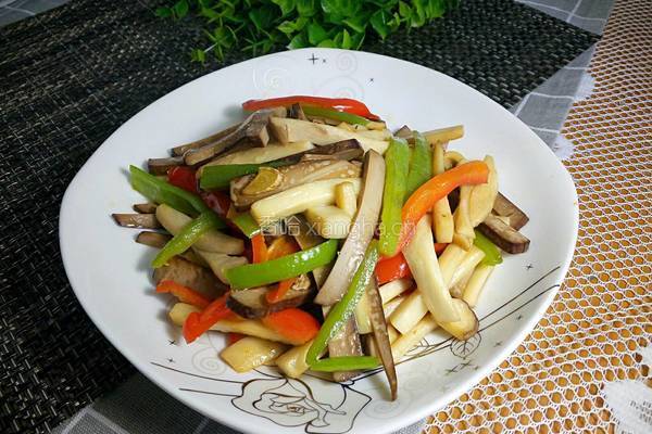 杏鲍菇鸡蛋干的做法图解1