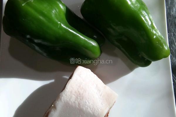 青椒炒肉的做法图解1