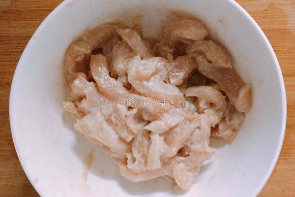 辣椒炒鸡胸肉的做法图解3