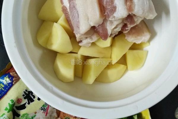 土豆粉蒸肉的做法图解1