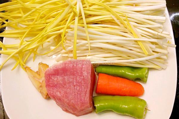鲁菜大师蒋家菜蒜黄肉丝的做法图解1